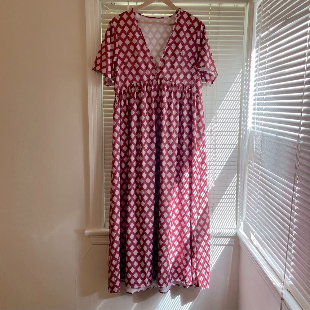 Light & airy short sleeve dress. Red brown w/ pinkish diamond shapes. Size L.